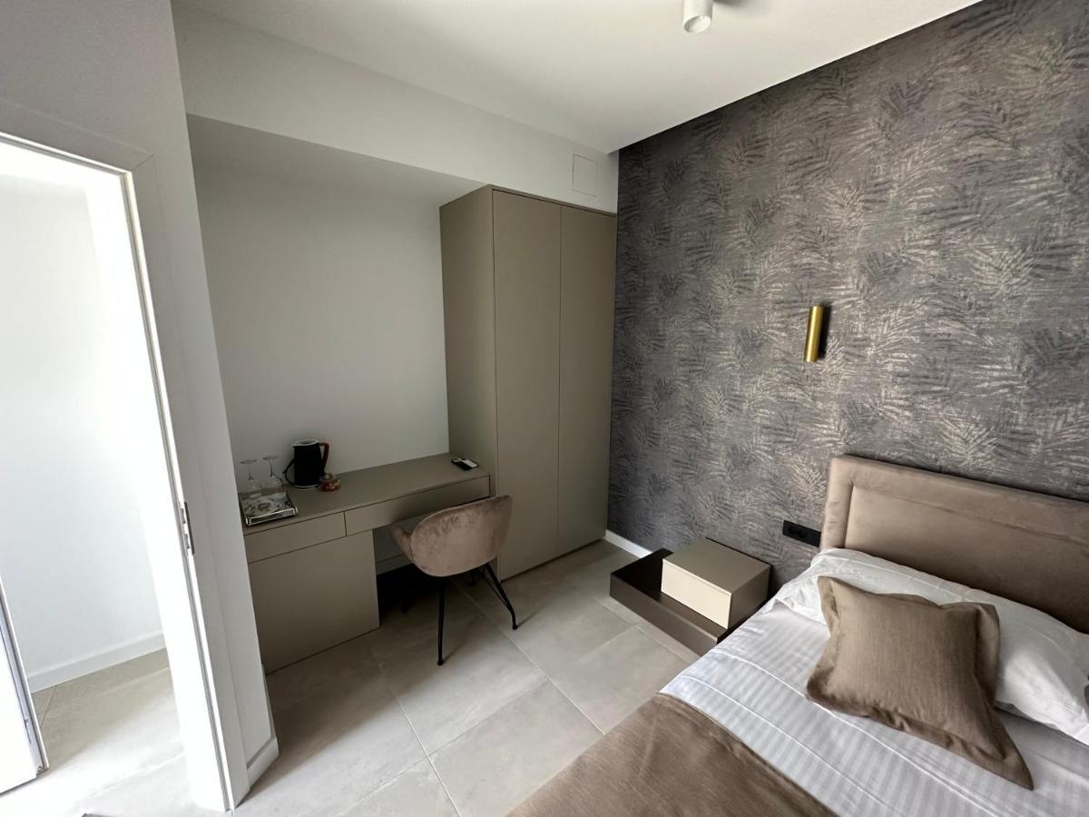 Apartment & Iris *